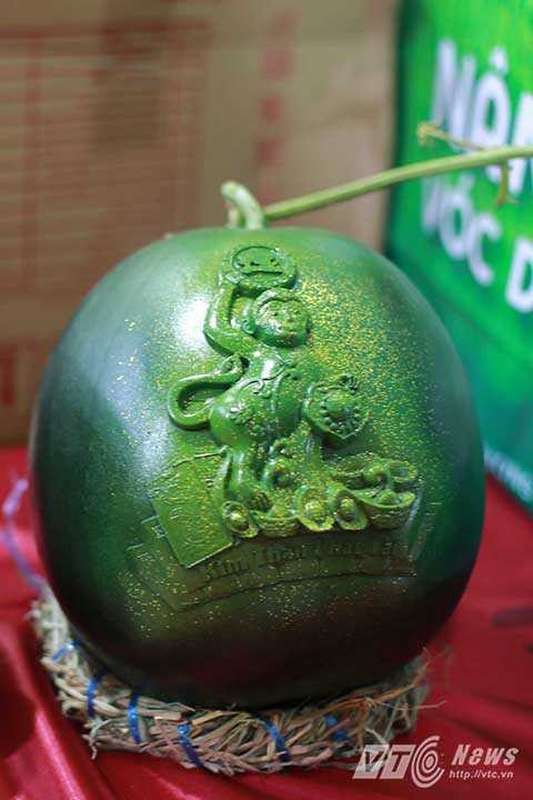 Sở dĩ, dưa có giá cao như vậy là do phần vỏ quả dưa được người trồng in hình khỉ nổi khối. Phía dưới chân khỉ là rất nhiều thỏi vàng, thỏi bạc.