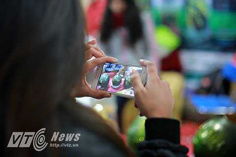 Dù mới chỉ xuất hiện trên thị trường nhưng những quả dưa độc đáo này đã thu hút được rất nhiều sự quan tâm.