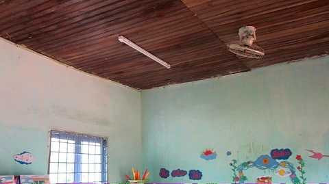 Mái trần của lớp học bị hư hỏng nặng.Ảnh:Thanh Hải