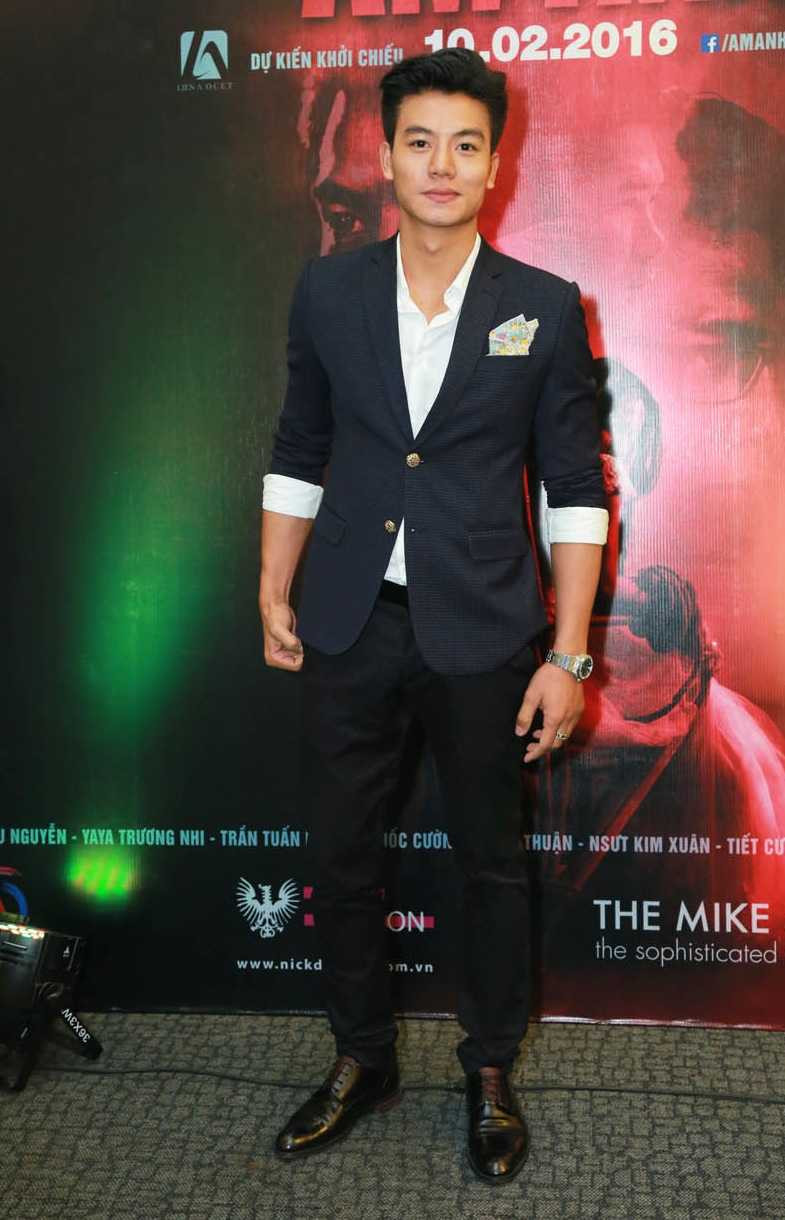 Hiếu Nguyễn diện vest xanh đen lịch lãm.