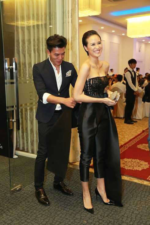 Có lẽ chính vì vậy mà trong buổi tiệc, Phương Mai đã gặp 'sự cố' với trang phục sexy này. 