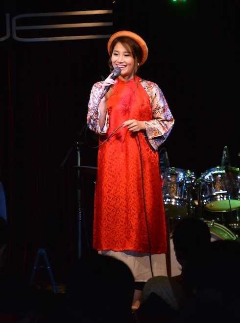 Tố My diện áo dài trình diễn hai ca khúc 'Tâm sự ngày xuân' và 'Xuân đẹp làm sao' với giọng ca mượt mà.