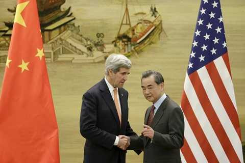 Ngoại trưởng Mỹ John Kerry (trái) gặp người đồng cấp Trung Quốc Vương Nghị tại Bắc Kinh. Ông Kerry muốn tìm giải pháp giảm nhiệt tại Biển Đông - Ảnh: Reuters Ngoại trưởng Mỹ John Kerry (trái) gặp người đồng cấp Trung Quốc Vương Nghị tại Bắc Kinh. Ông Kerry muốn tìm giải pháp giảm nhiệt tại Biển Đông - Ảnh: Reuters