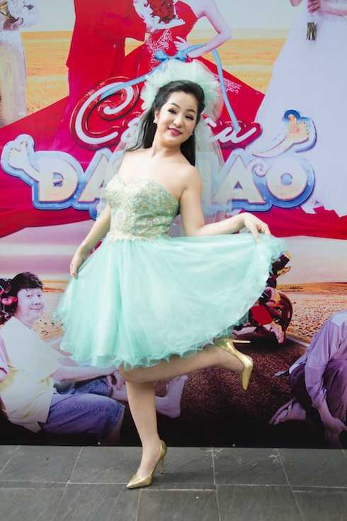 Thuý Nga diện đầm cưới xanh ngọc năng động, trẻ trung.