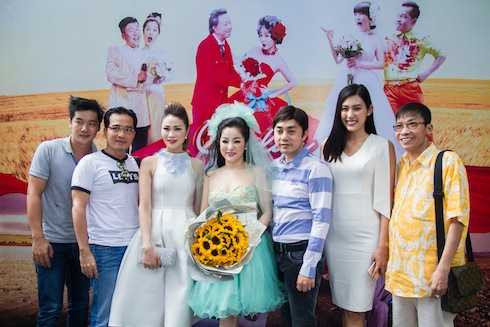 Các khách mời đến chúc mừng Thuý Nga.