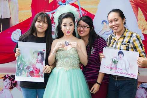 Rất nhiều fan cũng có mặt để đón chờ sản phẩm mới của thần tượng.