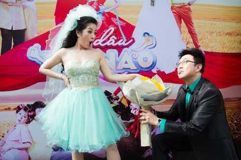 Thuý Nga bất ngờ được Chí Tài cầu hôn trong buổi họp báo.