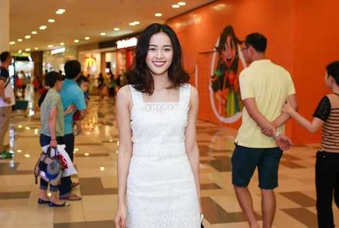 Diễn viên Hạ Vi - tình mới của Cường Đô la sinh năm 1993, quê ở Hải Phòng. Cô từng lọt vào Top 10 cuộc thi Hoa hậu ảnh báo Thế giới phụ nữ và đạt giải Người đẹp tài năng của cuộc thi này.