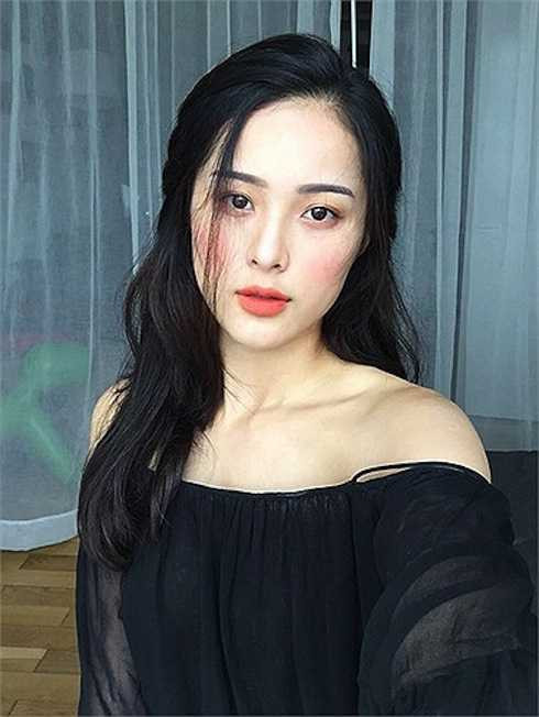 Không chỉ thế, Hạ Vi còn đạt giải Hoa học trò Icon phong cách 2010. Tuy nhiên trong thời điểm ấy cô không nhận được nhiều sự chú ý bởi một thời gian dài đi du học nước ngoài.