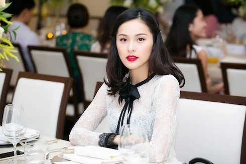 Tại các sự kiện, cô cũng dễ dàng thu hút ống kính máy ảnh nhờ vẻ đẹp trong sáng.