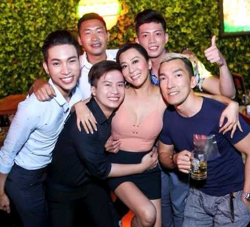 Trang phục khi đi chơi của người đẹp cũng không kém phần sexy.