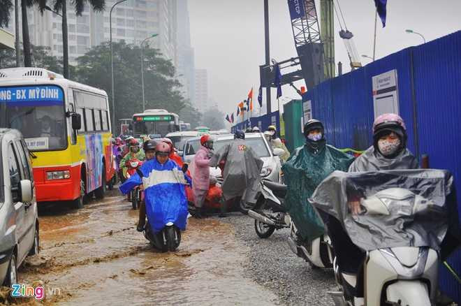 Sáng 28/1, nút giao Hoàng Minh Giám - Trần Duy Hưng tê liệt 3 chiều. 