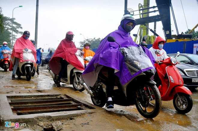 Xe máy chen lấn trên vỉa hè.