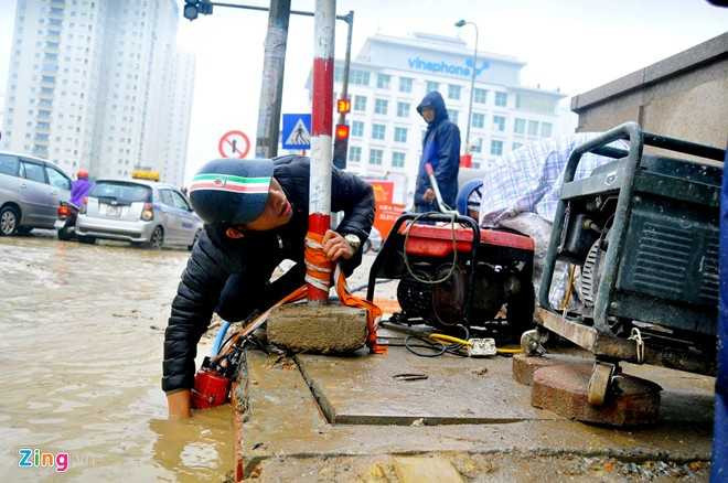 Đơn vị đã yêu cầu nhân viên mang máy bơm ra hút nước từ sáng nhưng sau 3 giờ, tuyến đường vẫn ngập, giao thông vẫn tê liệt, lãnh đạo đội CSGT số 6 cho hay.