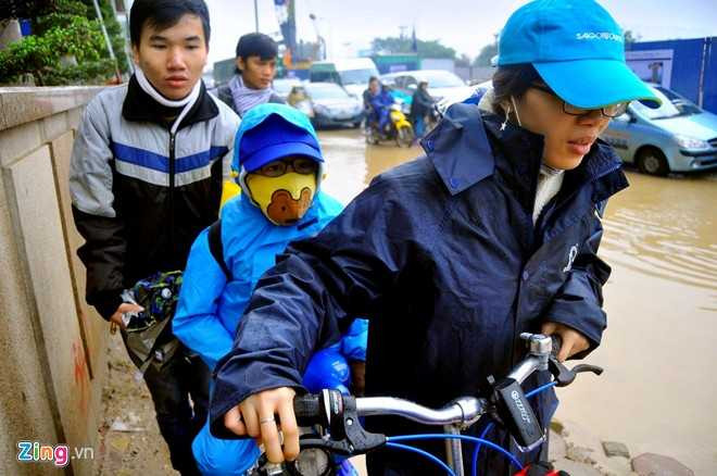 Nhiều phụ huynh đưa con đi học phải di chuyển trên sát vỉa hè.