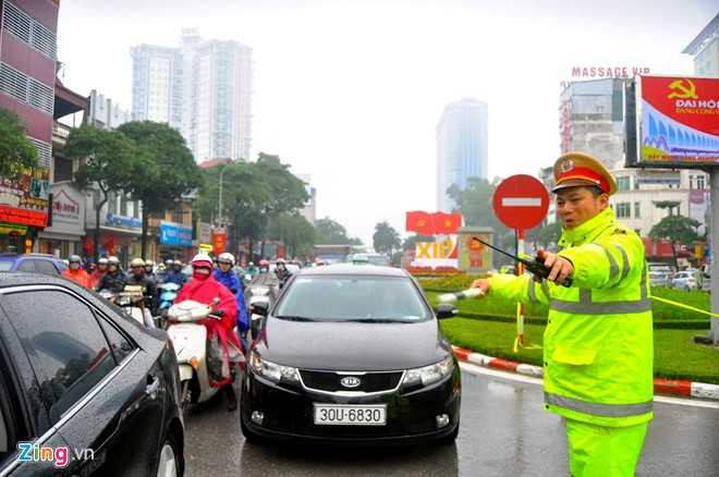 Thực hiện từ 5h30 song suốt buổi sáng, dọc tuyến xuyên tâm Trần Duy Hưng - Nguyễn Chí Thanh và các đường cắt ngang trục này ùn tắc nặng. Nhiều xe máy loay hoay tìm cách rẽ vào các ngõ ngách để thoát khỏi dòng xe cộ ken cứng.