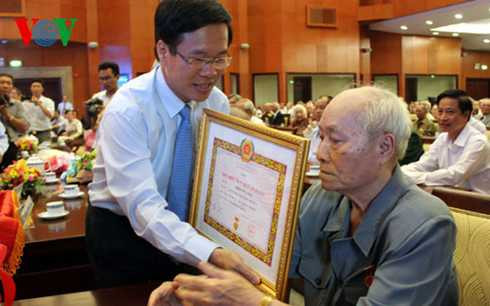 Tiểu sử 19 Uỷ viên Bộ chính trị khoá XII