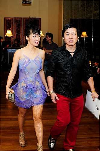 Hồng Nhung chọn cho mình một thiết kế khá táo bạo so với tuổi của cô, với nền là vải sheer trong suốt được tô điểm và che phủ bằng những lớp voan xếp thành hình hoa phía trên.