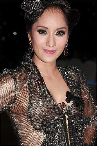 Chiếc áo lưới của Khánh Thy may nhờ có phần nơ dày diêm dúa phía trước mới không lộ ra vòng 1 chỉ được che chắn bởi miếng dính mỏng manh. 