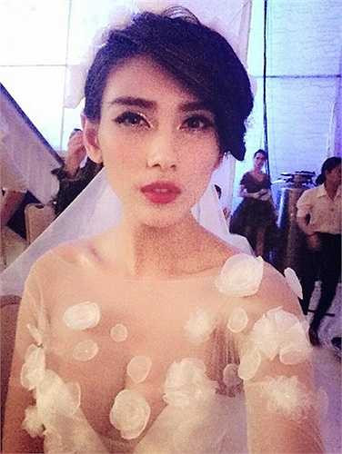Hoàng Yến diện một chiếc váy cưới voan với phần ngực gần như hở toàn bộ, không nội y bên trong