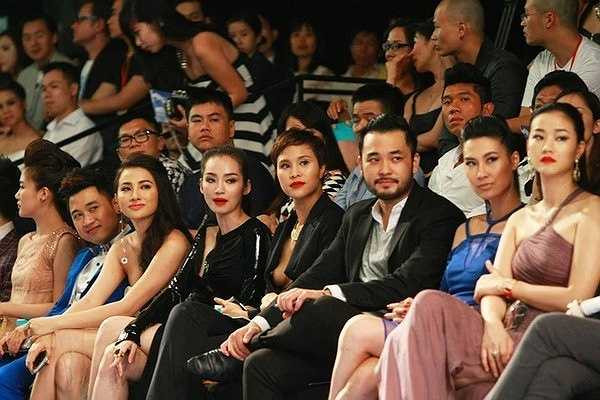 Phương Mai lộ ngực khi tham dự một chương trình thời trang