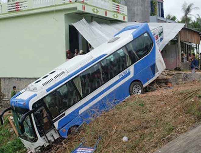 Xe khách chở 26 vận động viên, huấn luyện viên U19 Bình Định gặp nạn ở huyện Tuy An(Phú Yên). Ảnh: H.Toan.