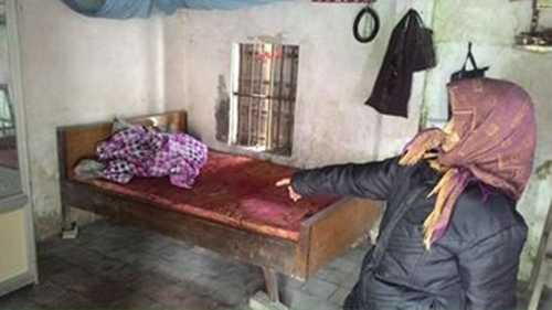 Đêm nằm, bà V. nghe thấy tiếng động nên mới phát hiện hàng xóm đào hầm sang nhà. 