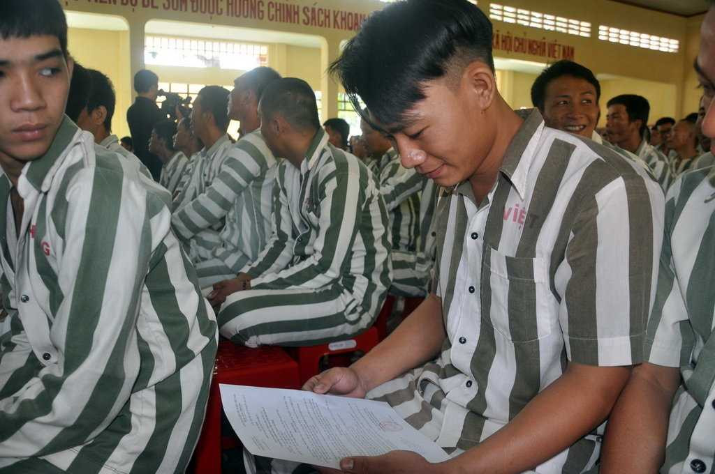 Anh Vũ Quốc Việt vui vẻ khi nhận được tờ quyết định tha tù trước thời hạn - Ảnh: Đông Hà