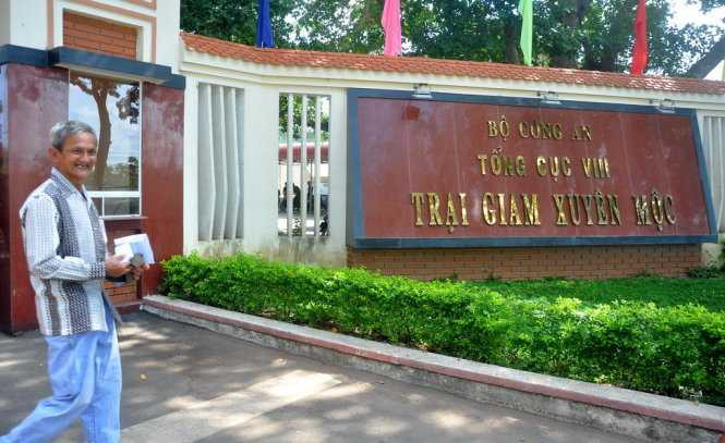 Ông Lý Minh Công vui sướng khi ra khỏi cổng trại giam với bộ quần áo mới trên người - Ảnh: Đông Hà