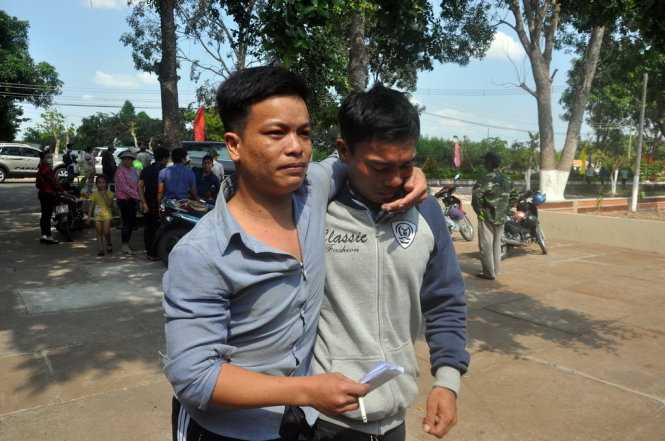 Anh Nguyễn Tất Thông (trái) được anh trai đến đón về - Ảnh: Đông Hà