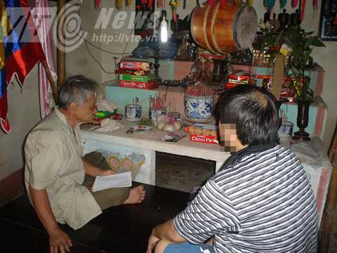 Thầy mo Thục (Tân Sơn) đang làm bùa yêu cho một đại gia ở Hà Nội