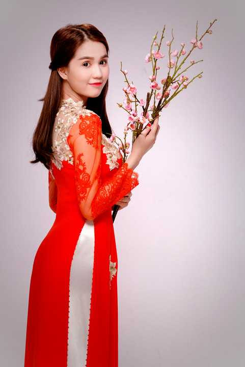 Gương mặt bầu bĩnh, mắt to tròn của Ngọc Trinh càng tôn lên vẻ đẹp của bộ trang phục áo dài truyền thống.