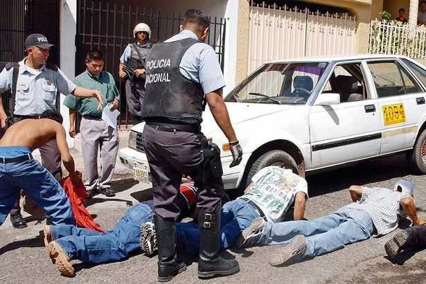 Cảnh sát bắt giữ các nghi phạm ở San Pedro Sula, Honduras