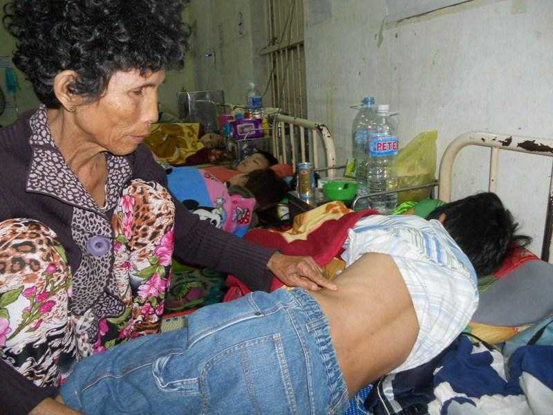 Em Tiến bị ông Dũng đánh đến mức phải nhập viện (Ảnh: Dân trí)