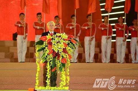 Tổng Bí thư phát biểu trong đêm dạ hội.