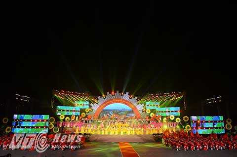 Sân khấu hình bán nguyệt có bán kính 22,5m, thiết kế 3 tầng có tổng diện tích lên đến 1.200m2