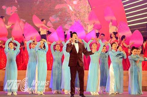 Những tiết mục trong buổi dạ hội chào mừng Đại hội Đảng XII