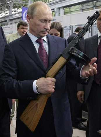 Trong tay ông Putin là khẩu SMG Shpagin Trong tay ông Putin là khẩu SMG Shpagin