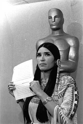 2. Năm 1973, Bố già Marlon Bradon từ chối nhận giải Oscar hạng mục Nam diễn viễn xuất sắc. Thư ký của ông trong trang phục người Mỹ da đỏ là người lên sân khấu đọc tuyên bố này thay cho Bradon. Lý do là ông đang ủng hộ cuộc đấu tranh của ngưỡi Mỹ bản địa chống lại sự xâm lược của người da trắng. 