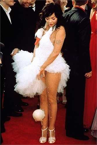 11. Bjork đã quá lố khi mặc một bộ váy thiên nga như trẻ con lên thảm đó Oscar 2001. 
