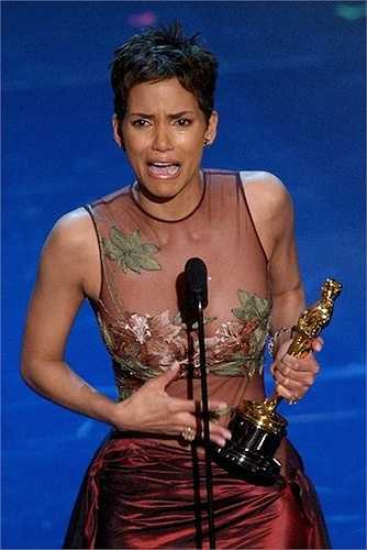 12. Năm 2001, Halle Berry trở thành nữ diễn viên người Mỹ gốc Phi đầu tiên giành giải Oscar. Cô cũng vượt gấp 4 lần thời gian quy định 45 giây cho bài phát biểu chỉ để cảm ơn để tất cả mọi người ở Hollywood và chồng cô. 