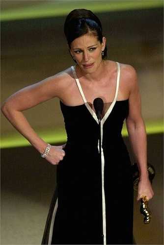 13. Cũng cùng năm 2001, Julia Roberts giành giải Nữ diễn viên chính xuất sắc cho bộ phim Erin Brokovich. Cô đã khóc rất nhiều, phát biểu lố thời gian quy định, cám ơn rất nhiều người, nhưng lại quên cảm ơn Erin Brokovich - nhân vật đã giúp cô thắng giải. 