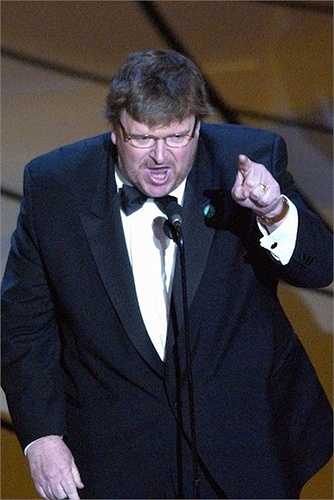 14. Khi lên sân khấu nhận giải Phim tài liệu xuất sắc cho Bowling for Columbine vào năm 2002, Michael Moore đã thẳng thắn lên án, chỉ trích tổng thống Bush trong cuộc chiến tranh với Iraq. 