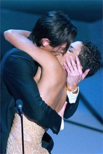 15. Adrien Brody đã khiến khán giả bất ngờ khi anh 'cưỡng hôn' Halle Berry ngay trên sân khấu sau khi anh nhận giải Nam diễn viên chính xuất sắc năm 2003. 