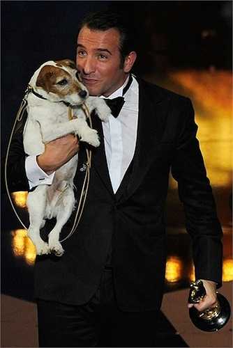 16. Ngôi sao Jean Dujardin đã mang chú chó Uggie – người bạn đồng hành của anh khi lên sân khấu nhận giải Oscar 2012. Hình ảnh này đã làm tan chảy hàng triệu trái tim lúc bấy giờ. 