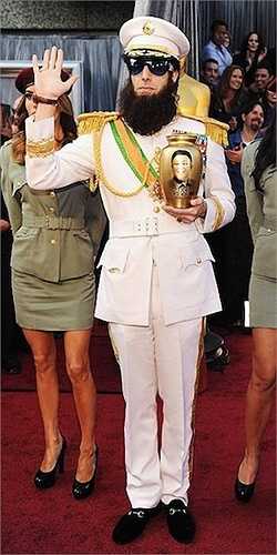 17. Sau khi được thu hồi quyết định cấm tham dự giải Oscar 2012, Sacha Baron Cohen đã đại náo thảm đỏ Oscar 2012 khi hóa trang thành hình tượng trong phim Kẻ độc tài. Điều gây bức xúc nhất là anh còn cầm bình biểu trưng cho bình tro cốt của nhà lãnh đạo Triều Tiên Kim Jong Il khi ông mới qua đời cách thời điểm đó không lâu. Anh có rắc 'tro cốt' lên thảm đỏ và người khách rồi đùa cợt đầy khiếm nhã. 