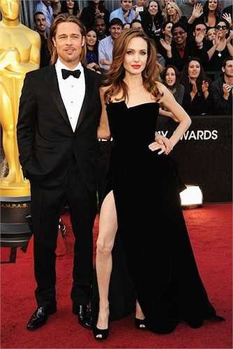 18. Angelina Jolie bất ngờ xòe ra chân phải cong veo và không được đẹp của mình ngay trên thảm đỏ Oscar 2012. Cô đã tạo đủ dáng nhằm khoe chân hết cỡ với chiếc đầm nhung đen xẻ tà cao hiệu Atelier Versace. Hành động này đã bị cư dân mạng 'ném đá' và photoshop giễu cợt suốt một thời gian dài. 