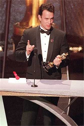7. Tại Oscar năm 1994, khi nhận tượng vàng cho hạng mục Nam diễn viên chính xuất sắc cho bộ phim Philadelphia, Tom Hanks đã dành lời cám ơn đến Rawley Farnsworh – thầy giáo dạy diễn xuất thời trung học của anh và một người đồng tính. Anh bày tỏ mong muốn đấu tranh vì quyền lợi của những người đồng tính. 