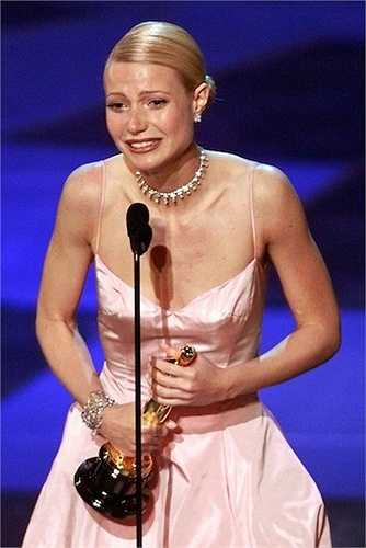 9. Mỗi người có cách thể hiện cảm xúc khác nhau khi nhận giải Oscar nhưng Gwyneth Paltrow được cho là người xúc động nhất từ trước đến nay. Cô khóc đầm đìa khi nhận giải Nữ diễn viên chính xuất sắc trong bộ phim Shakespeare in Love. 
