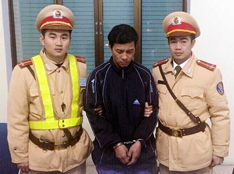 Đối tượng tàng trữ ma túy (giữa) thời điểm lực lượng làm nhiệm vụ tại chốt kiểm soát giao thông, phòng chống tội phạm khu vực phường Phương Nam, TP Uông Bí, phát hiện, bắt giữ.